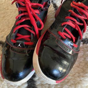 BARELY WORN MEN'S AIR JORDAN SNEAKERS